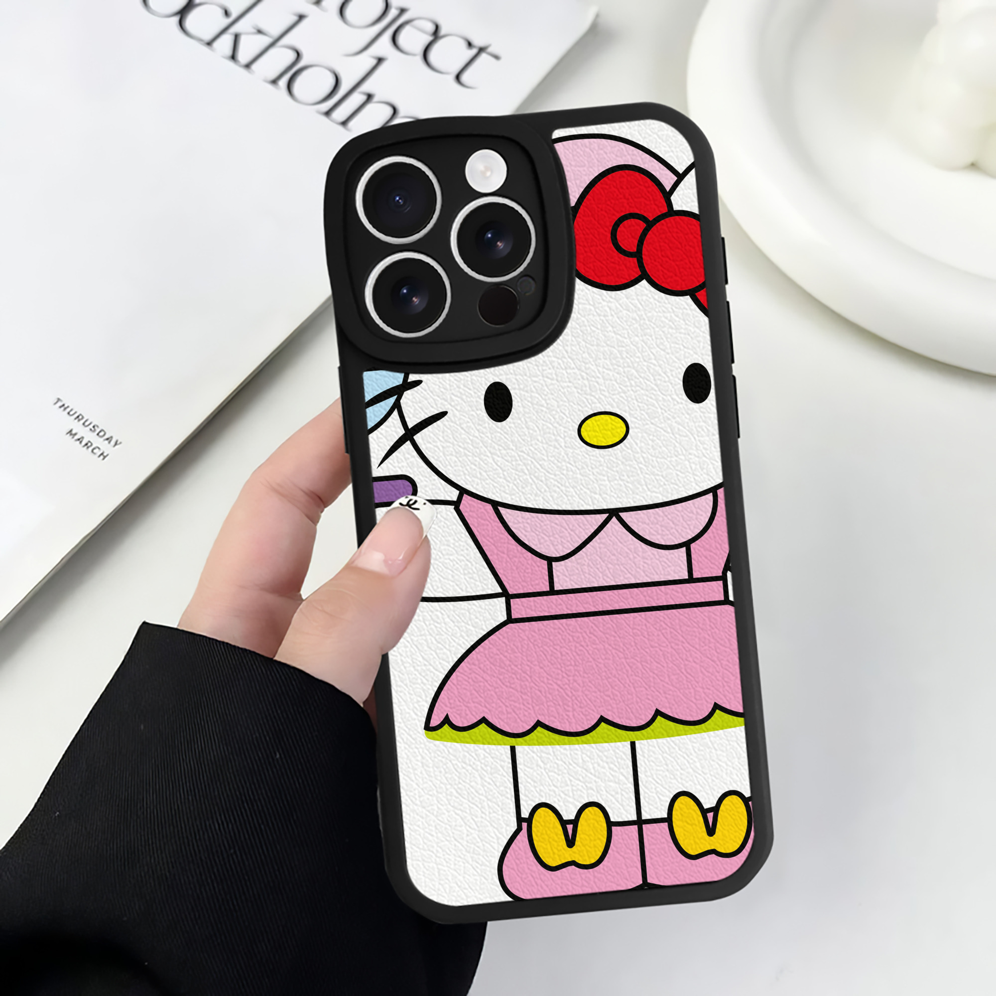 （画像用） Hello Kitty ハローキティ 【iPhone 16シリーズ対応】シリコンスマホケース（レザー調） 材質：シリコン
